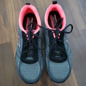 Sketchers Tennis Shoes